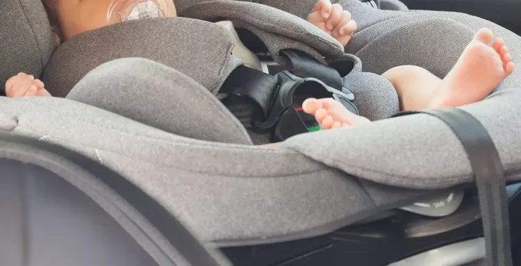 Calor de quase 40°C: Menina é socorrida após ser esquecida dentro de carro
