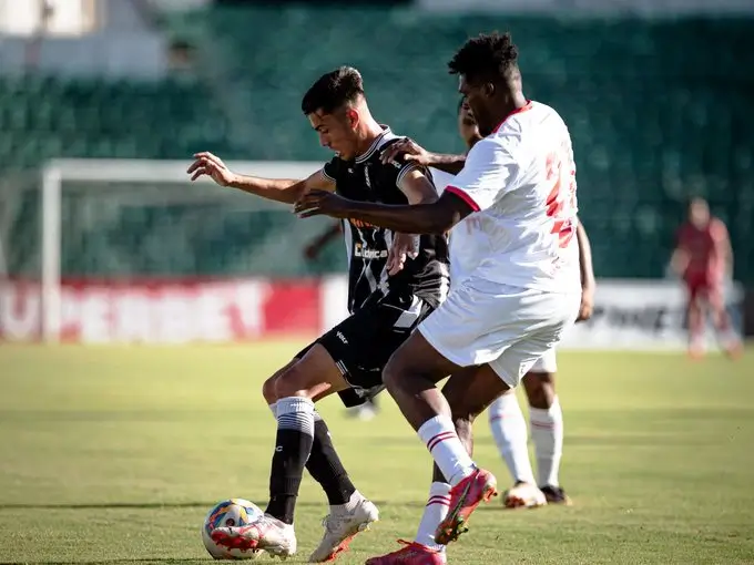 A última rodada da fase classificatória do Campeonato Catarinense de Futebol definiu neste sábado (2) os oito times classificados à próxima fase. Os resultados definiram também os adversários em cada uma das quartas de final. A disputa pelas últimas três vagas durou 