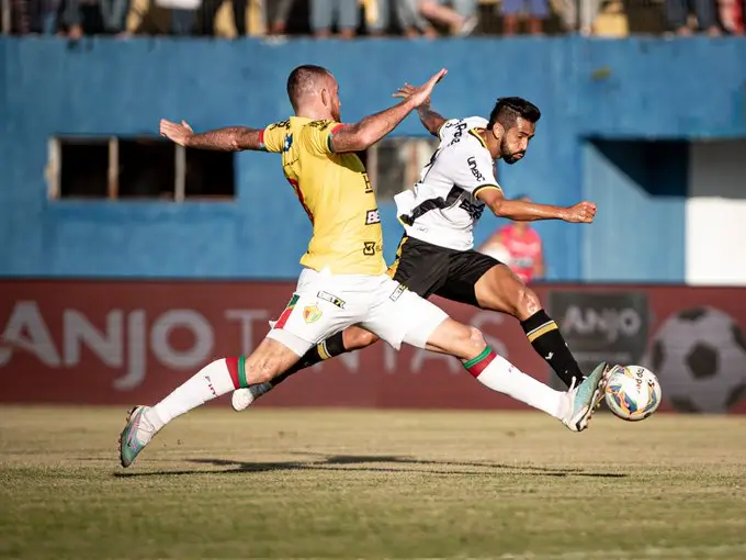 O Criciúma superou o Brusque na primeira partida da decisão do campeonato catarinense de futebol, na tarde deste sábado (30), em Itajaí. Com gols de Tobias Figueiredo e Fellipe Mateus, o Tigre fez 2 a 1 e agora decide em casa, no próximo sábado (6), o título estadual de 2024. 