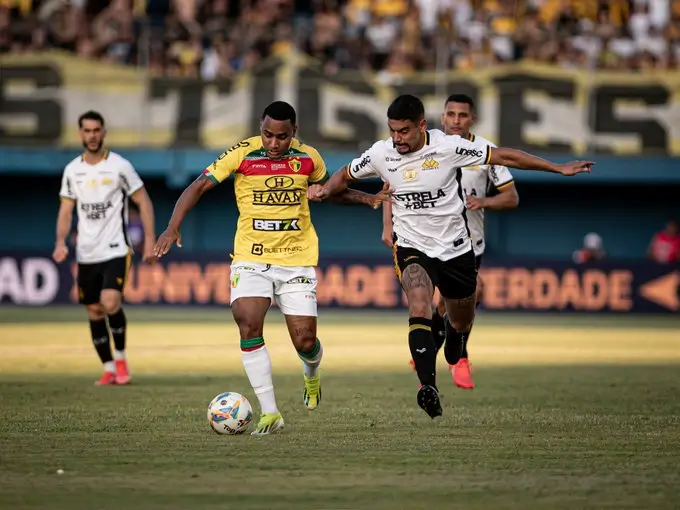 Criciúma vence o Brusque em Itajaí e fica a um empate do bicampeonato