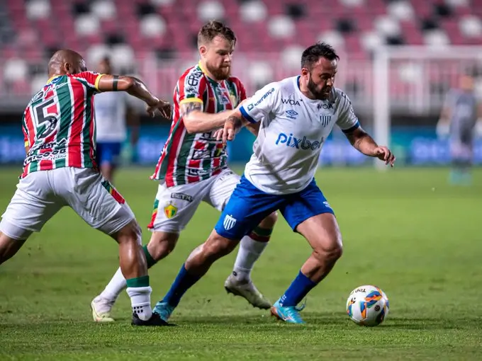 Brusque supera o Avaí e coloca um pé na final do Catarinense