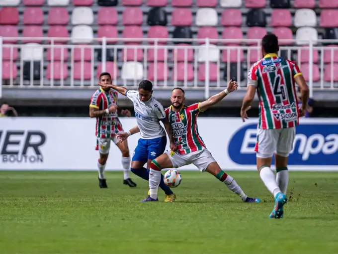 O Brusque venceu o Avaí por 2 a 0 na noite desta quarta-feira (20) e colocou um pé na final do campeonato Catarinense. Mesmo levando seu mando de campo para um terreno neutro – a Areja Joinville -, o quadricolor não tomou conhecimento do Leão da Ilha e garantiu a vitória, que lhe deixa com boa vantagem para o jogo de volta, em Florianópolis.