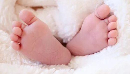 Bebê de 8 meses é internada em UTI de SC com múltiplas fraturas