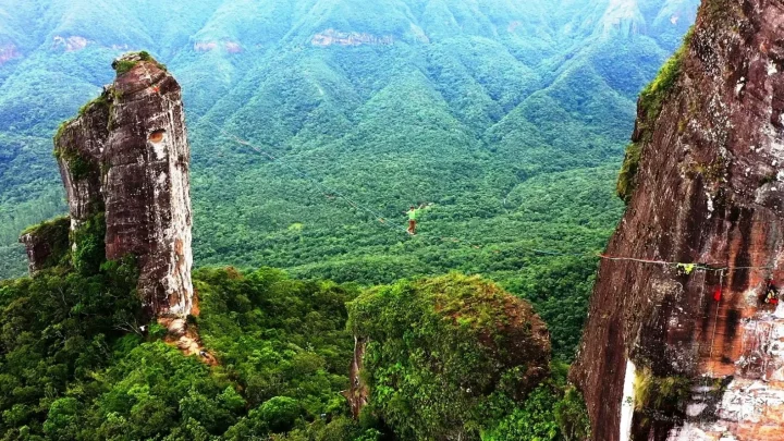 Recordista de highline faz travessia da Pedra dos Dedos em SC