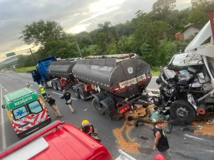 Acidente com 3 caminhões bloqueia o trânsito na BR-101
