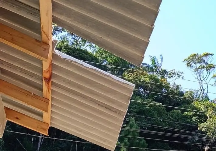 Pedreiro morre ao cair do telhado da casa do irmão em Ilhota