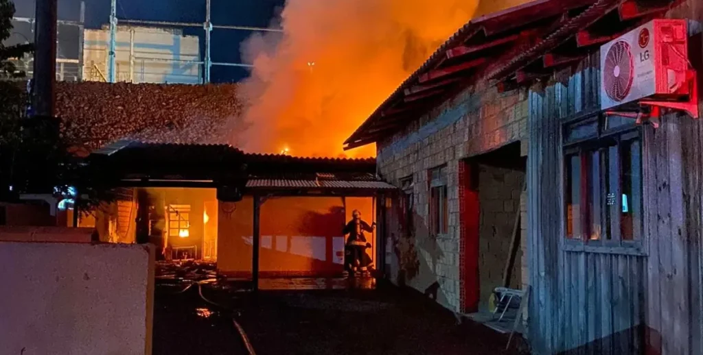 Vídeo: incêndio atinge facção em Ilhota; proprietária ficou ferida