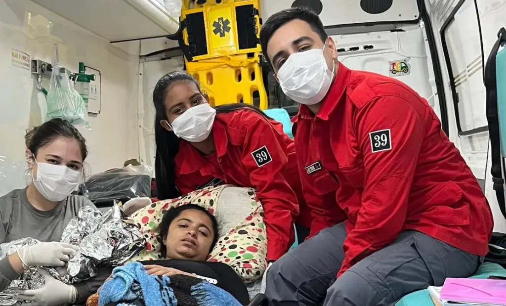 Bebê apressadinho não espera chegar no hospital e nasce em casa