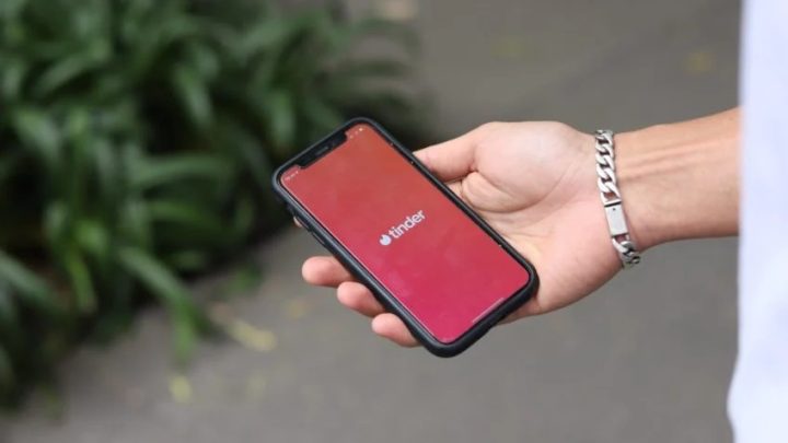 Mulher aplica golpe do “boa noite, Cinderela” após encontros pelo Tinder em SC