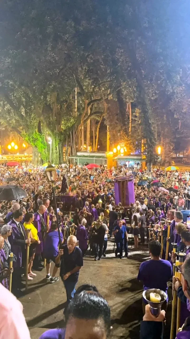 Nem mesmo a chuva, que caiu logo no início do trajeto, prejudicou a presença do público no cortejo deste sábado (16) no centro Histórico de Florianópolis que marca a preparação à Procissão do Senhor dos Passos, que acontece neste domingo (17).