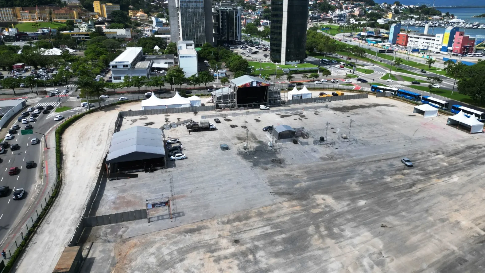 Florianópolis completa 351 anos de fundação neste sábado (23), mas a programação da Maratona Cultural começa já nesta sexta (22), quando sobe no palco a principal atração da Festa, a cantora baiana Pitty, que traz a Floripa seus hits “Equalize” e “Na Sua Estante”, com seu show a partir das 21h. O palco principal está sendo concluído no Aterro Baía Sul, em frente ao Terminal Cidade de Florianópolis.