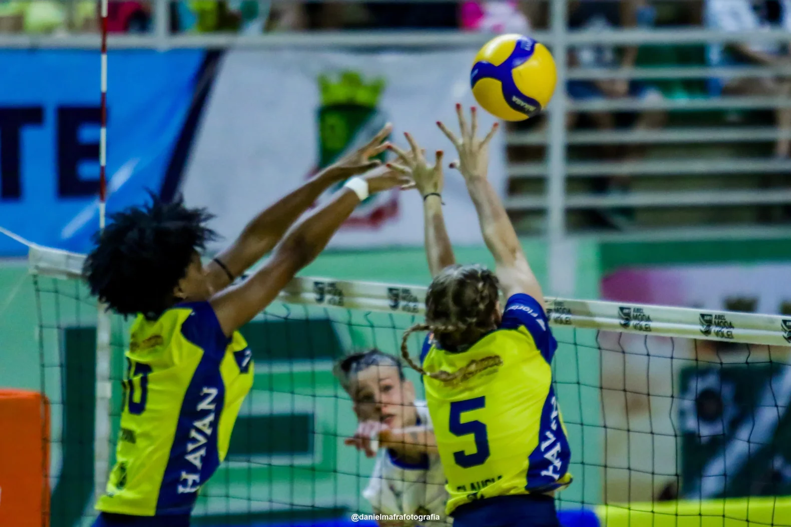 O time do Abel Moda Vôlei, de Brusque, está de volta à elite do vôlei feminino brasileiro. A equipe venceu na tarde desta quinta-feira (28) as pernambucanas do Recife Vôlei, fora de casa, por 3 sets a 1 e garantiram a vaga na final da Superliga B 2024.