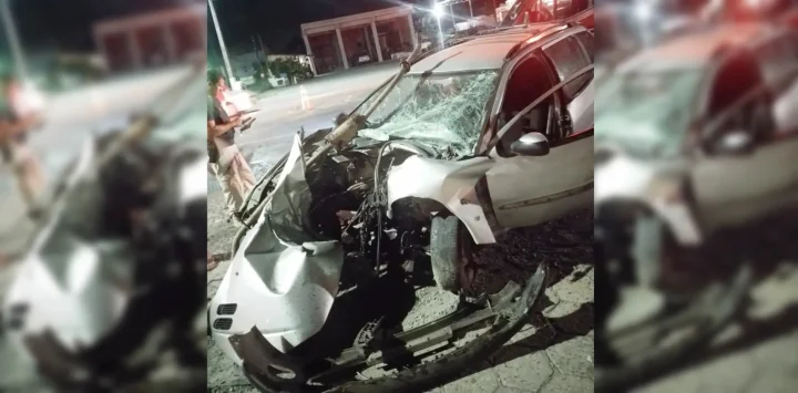 Peugeot bate em poste e motorista fica ferido na BR-280 em SC