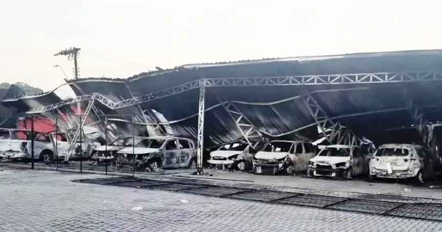 Um incêndio criminoso destruiu pelo menos 70 automóveis numa concessionária de veículos na madrugada desta quinta-feira (28), em Joinville, no norte de Santa Catarina. V