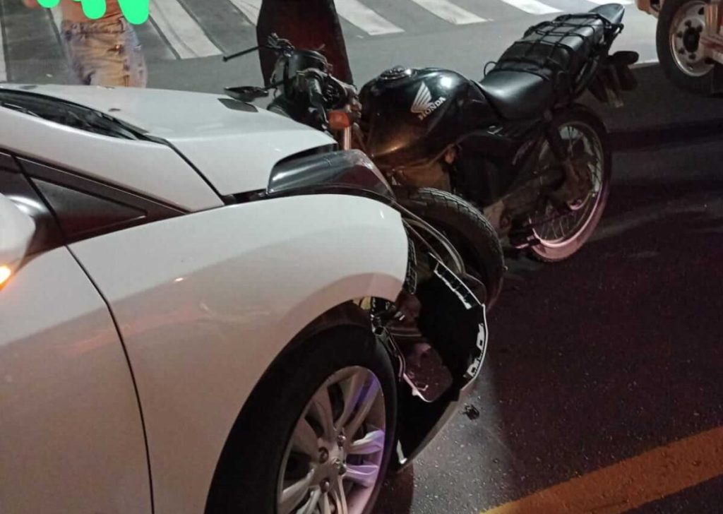 Brusque: motociclista é arremessado contra veículo após colisão frontal