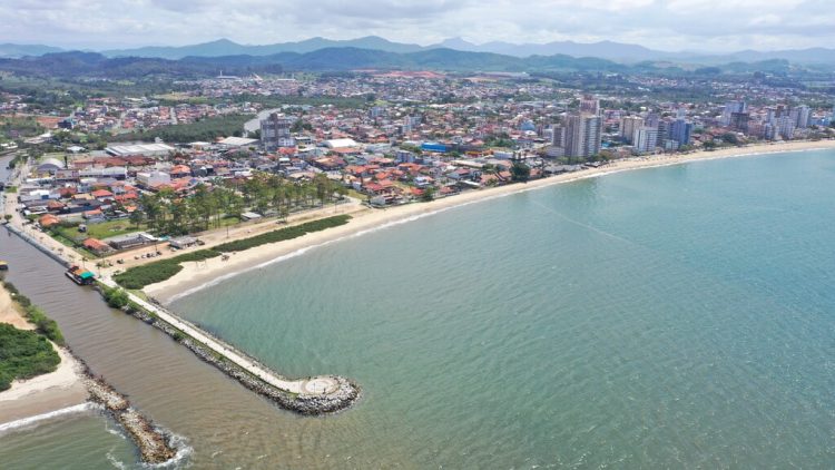 Balneário Piçarras lança edital para ampliar faixa de areia da praia