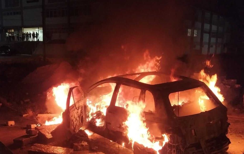 Carro é destruído após incêndio no centro de Brusque