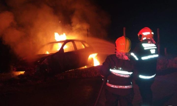 Carro é tomado pelas chamas ao tentar subir morro no Vale do Itajaí