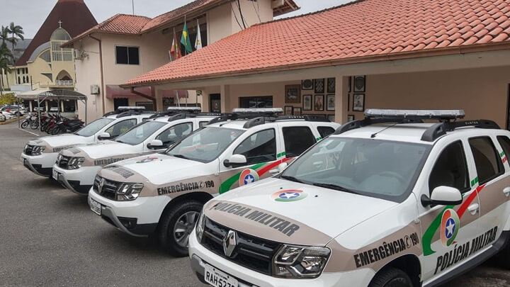 Pai é detido acusado de bater no filho que estaria faltando às aulas