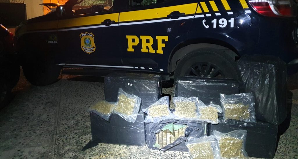 Vídeo: PRF apreende 135 quilos de maconha com uma motorista na BR-101
