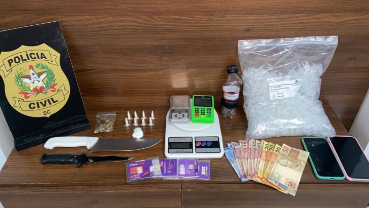 Vídeo: traficantes usam garrafa para entregar drogas em condomínio
