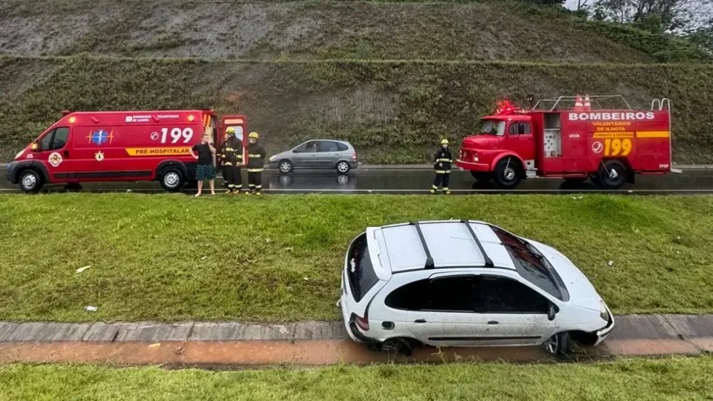 Jovens se envolvem em acidente na BR-470; veículo saiu da pista