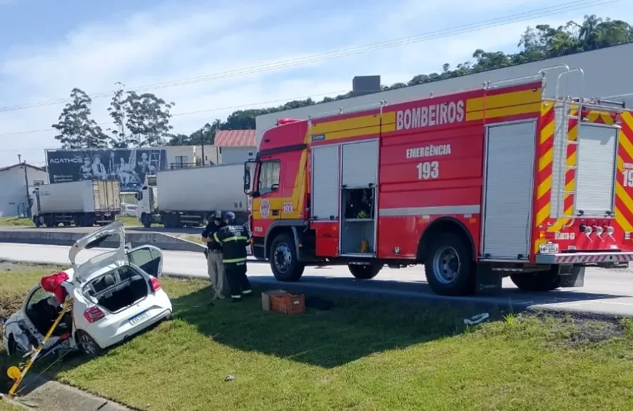 Carro capota em acidente na BR-470; duas pessoas ficam feridas