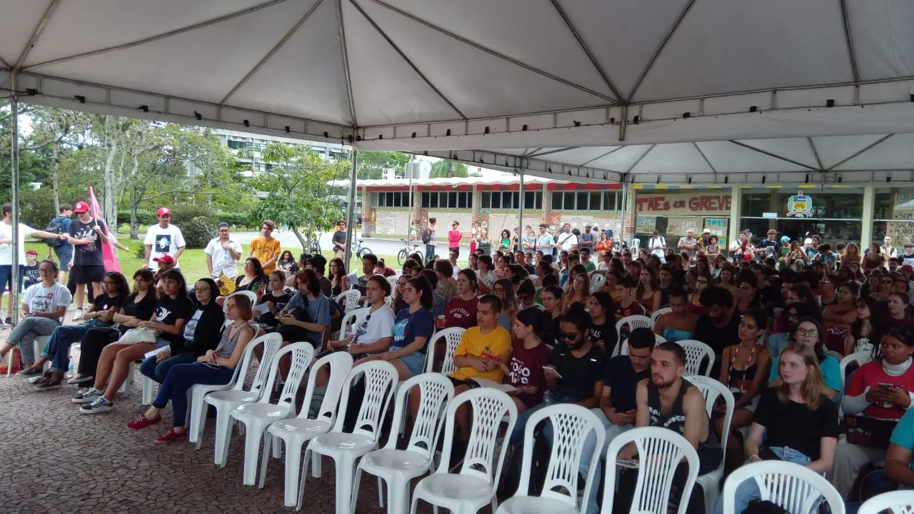 Os servidores federais que atuam na área de educação vão cruzar os braços a partir desta quarta-feira (3) em todo o País.
