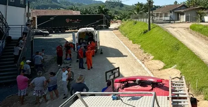 Caminhão derruba poste e operário sofre descarga elétrica