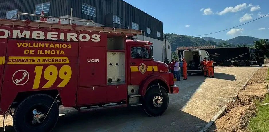 Um operário de 55 anos sofreu uma descarga elétrica enquanto trabalhava numa obra no começo da tarde desta terça-feira (2), na cidade de Ilhota, situada entre Navegantes e Blumenau.