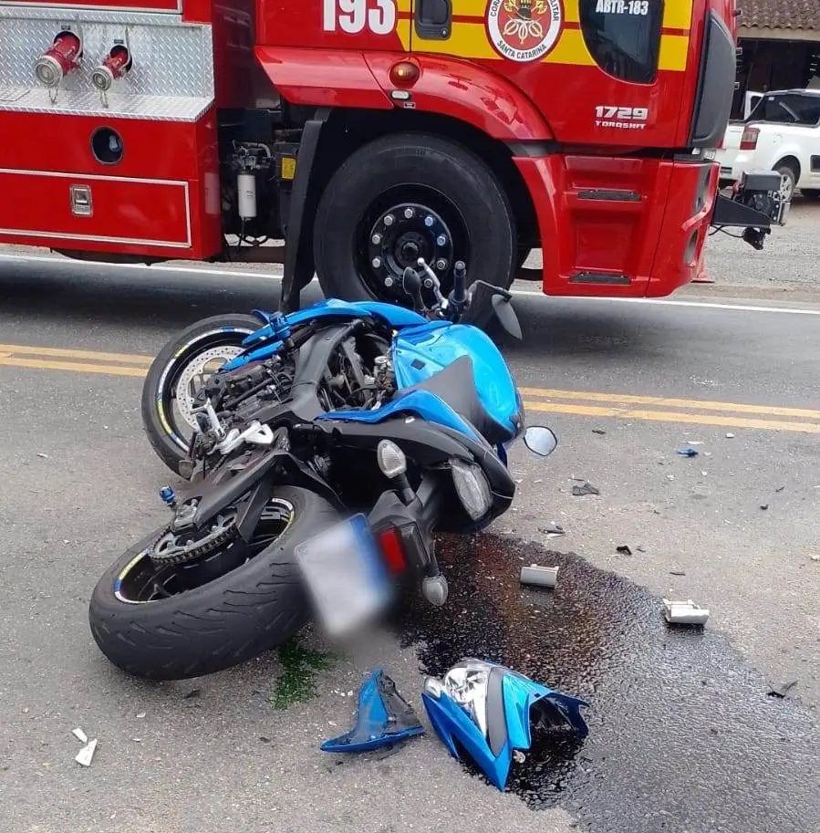 Um motociclista de 35 anos ficou gravemente ferido vítima de um acidente ocorrido no começo da tarde deste sábado (6), na cidade de Garuva, no Norte de Santa Catarina,