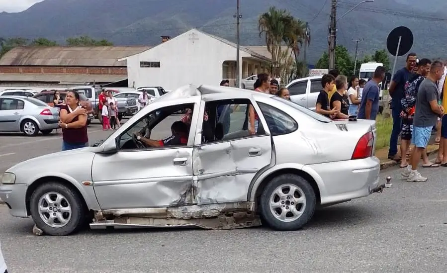 Um motociclista de 35 anos ficou gravemente ferido vítima de um acidente ocorrido no começo da tarde deste sábado (6), na cidade de Garuva, no Norte de Santa Catarina,