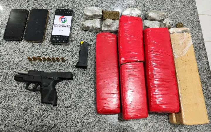Três traficantes foram presos na noite de sábado (6) transportando seis quilos de maconha dentro de um automóvel Audi. A droga estará sendo levada de Joinville para a cidade de Campos Novos, num percurso de 350 quilômetros.
