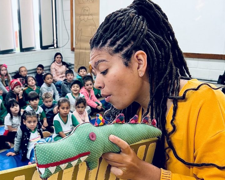 O espetáculo teatral infantil “Aquelas que Moram Nela” está percorrendo escolas públicas em cinco cidades catarinenses até o dia 30 de abril.