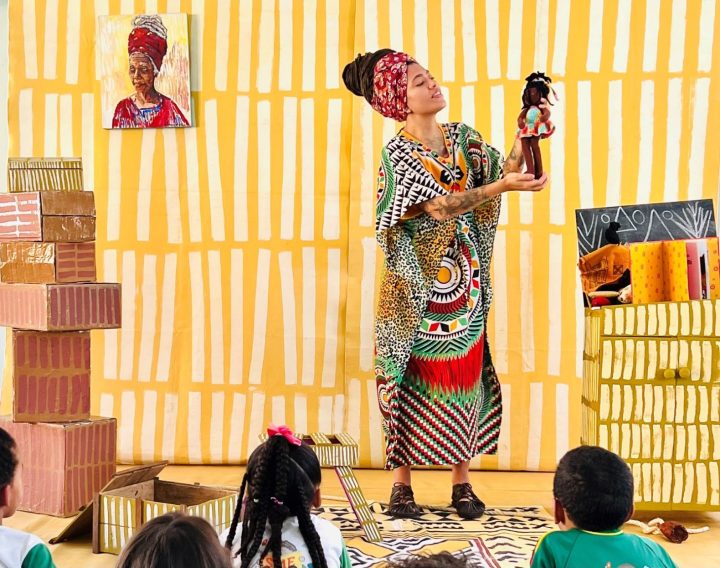 Espetáculo sobre ancestralidade percorre escolas em cinco cidades de SC
