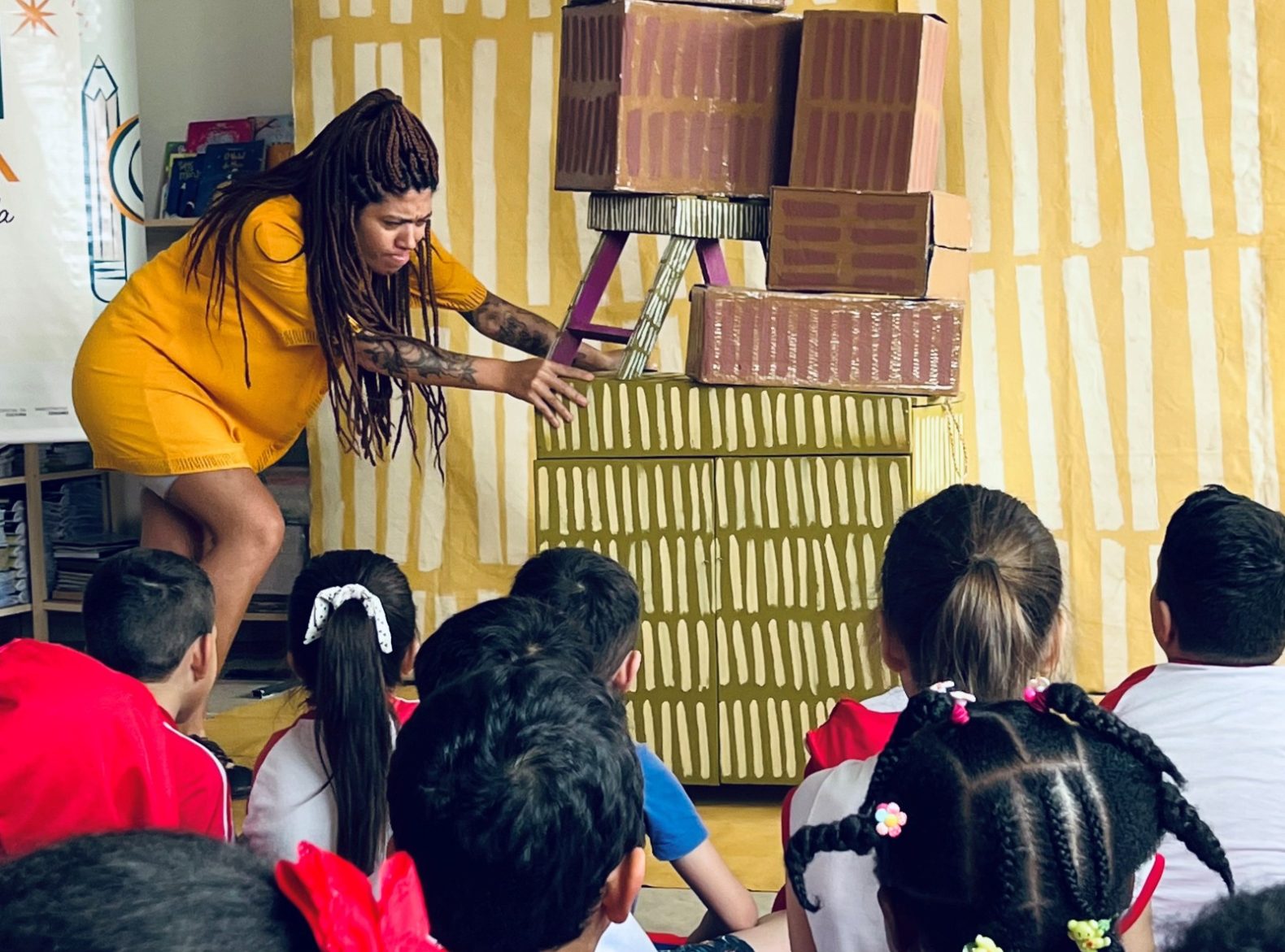 O espetáculo teatral infantil “Aquelas que Moram Nela” está percorrendo escolas públicas em cinco cidades catarinenses até o dia 30 de abril.