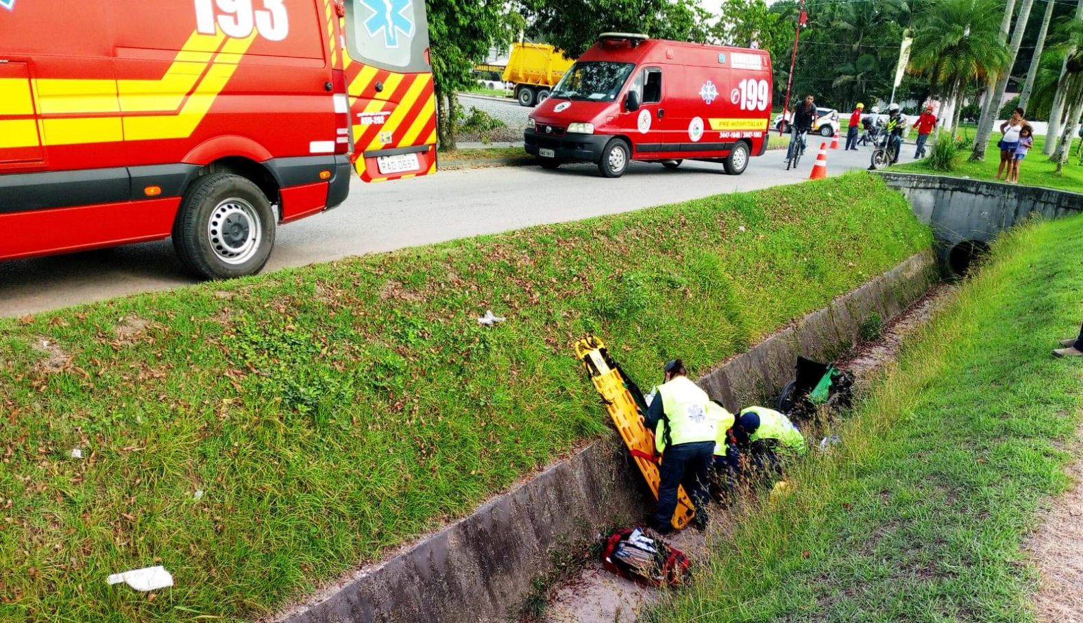 Cadeirante cai em vala pluvial em canteiro central de avenida em SC
