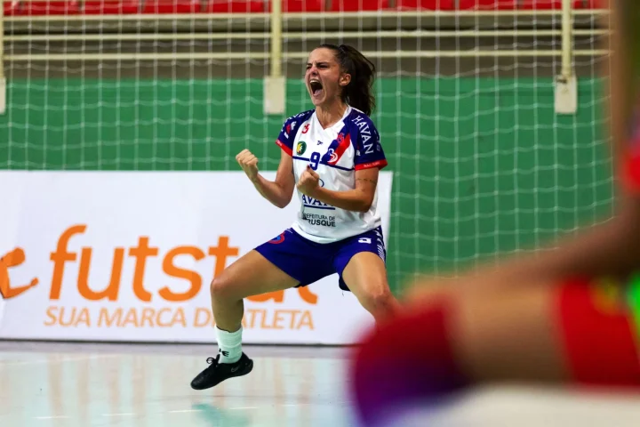 Atleta do Barateiro comemora gol