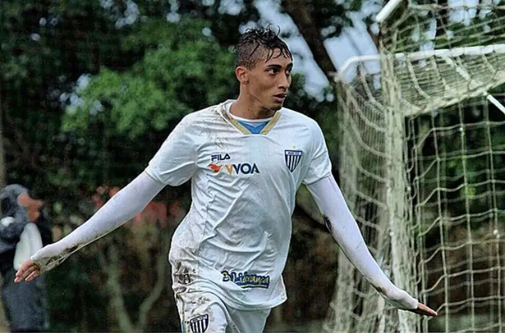 Formado na base do Avaí, em Florianópolis, o atacante Raphinha sege se destacando no Barcelona, um dos principais times de futebol do mundo.