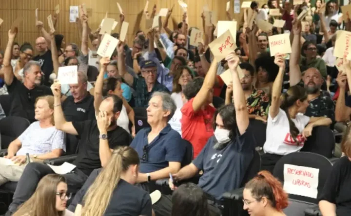 Professores da UFSC adiam greve para 15 de abril com votação online
