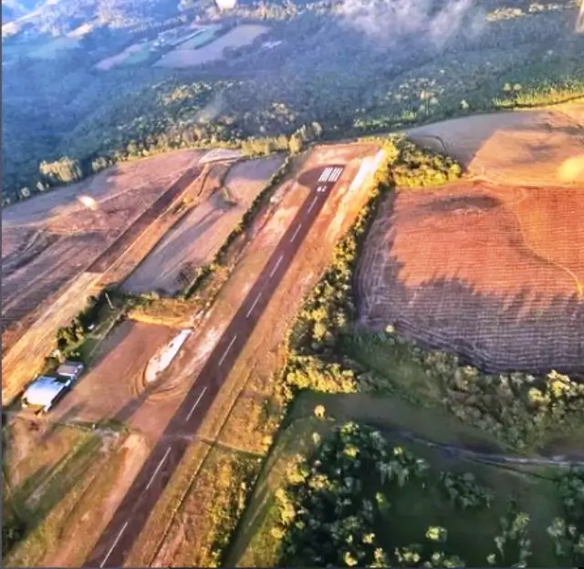 Santa Catarina poderá ganhar mais dois aeroportos, com voos comerciais que devem incrementar ainda mais o turismo no estado. A Secretaria de Portos, Aeroportos e Ferrovias (SPAF) solicitou a autorização para implantação de dois novos terminais públicos, nas cidades de Pinhalzinho, a 56 quilômetros de Chapecó, e Rio Negrinho, no Planalto Norte, a 90 quilômetros de Joinville.