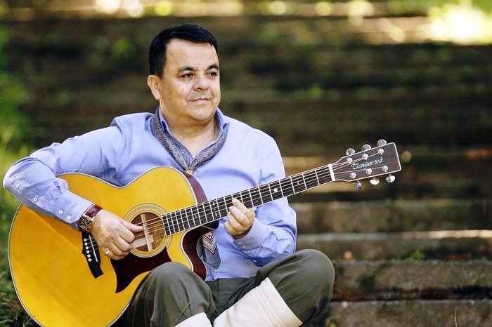 Ilhado no RS, ícone da música gaúcha compõe hino de fé e esperança