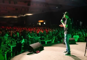 Danilo Gentili apresenta show de comédia em Brusque