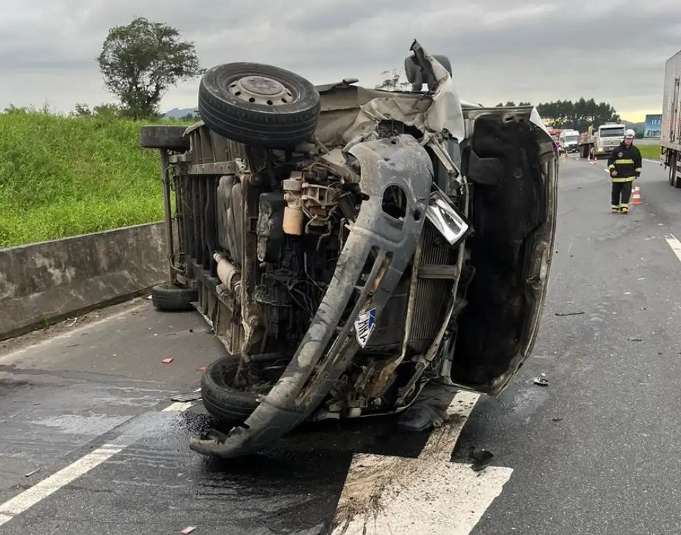 Acidente entre carreta e van deixa uma pessoa ferida em Ilhota