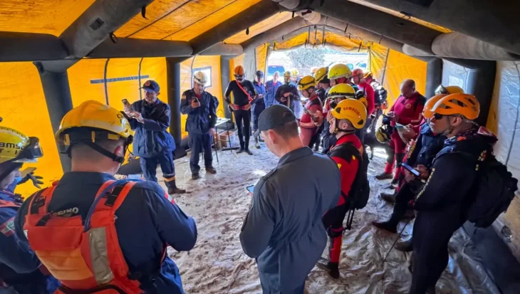 Novo grupo de bombeiros de SC chega ao RS para ajudar nos resgates