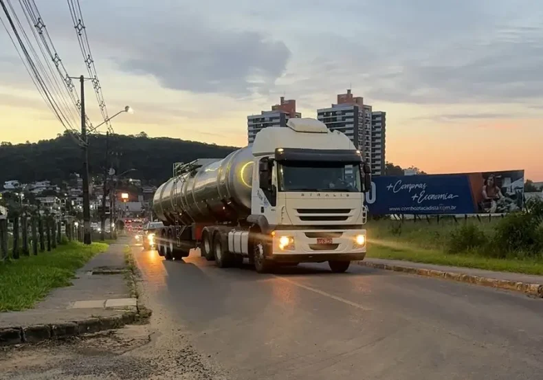 Casan envia mais 80 mil litros de água ao RS