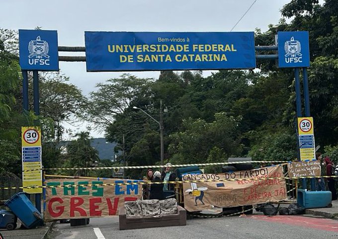Estudantes aderem à greve da UFSC e acesso ao campus é bloqueado