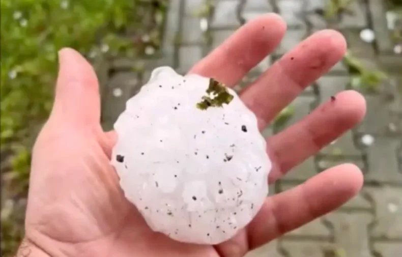 Vídeo: sem trégua, chuva de granizo atinge Pelotas no RS