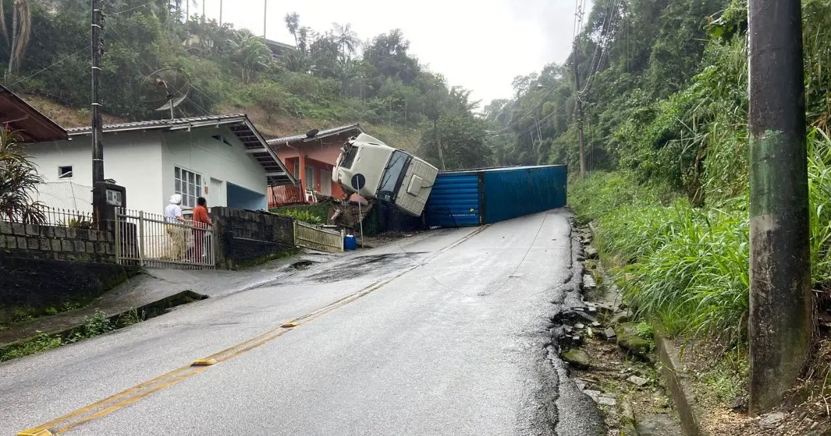 Vídeo: caminhão bate contra muro de duas casas em Brusque