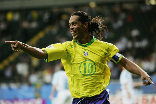 Ronaldinho Gaúcho participa de jogo para arrecadar alimentos para o RS